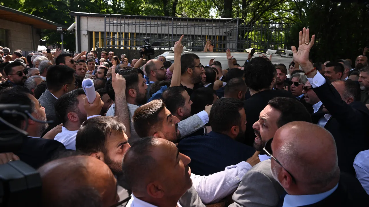 TBMM girişinde Kılıçdaroğlu ve Özel destekçileri karşı karşıya geldi