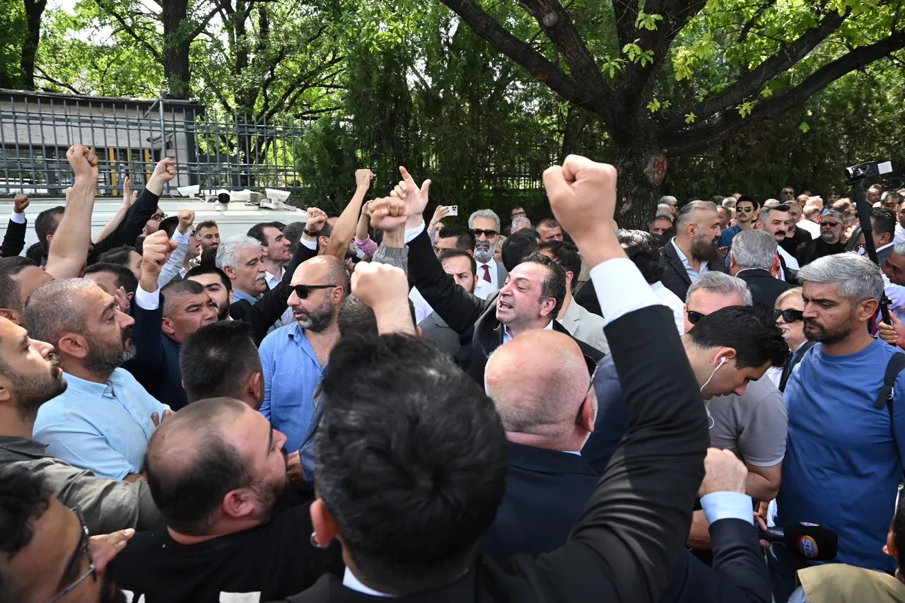 TBMM girişinde gerginlik! Kılıçdaroğlu ve Özel destekçileri karşı karşıya geldi!