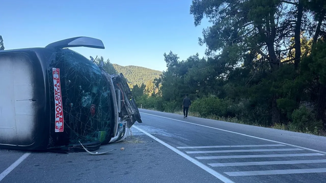 Antalya'da tur otobüsü ile otomobil çarpıştı! Ölü ve yaralılar var
