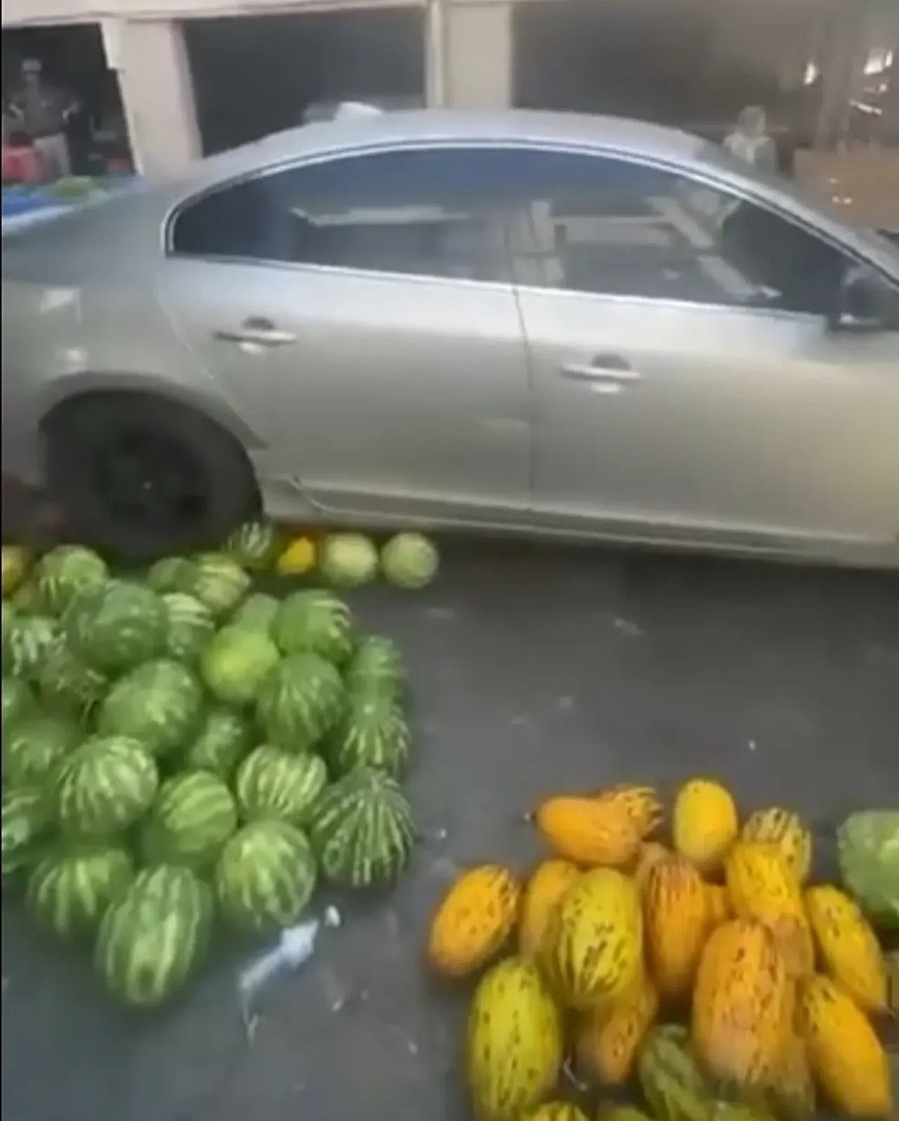 Aracıyla pazardaki tezgahlara daldı! Sonrasında yaptığı daha da şoke etti