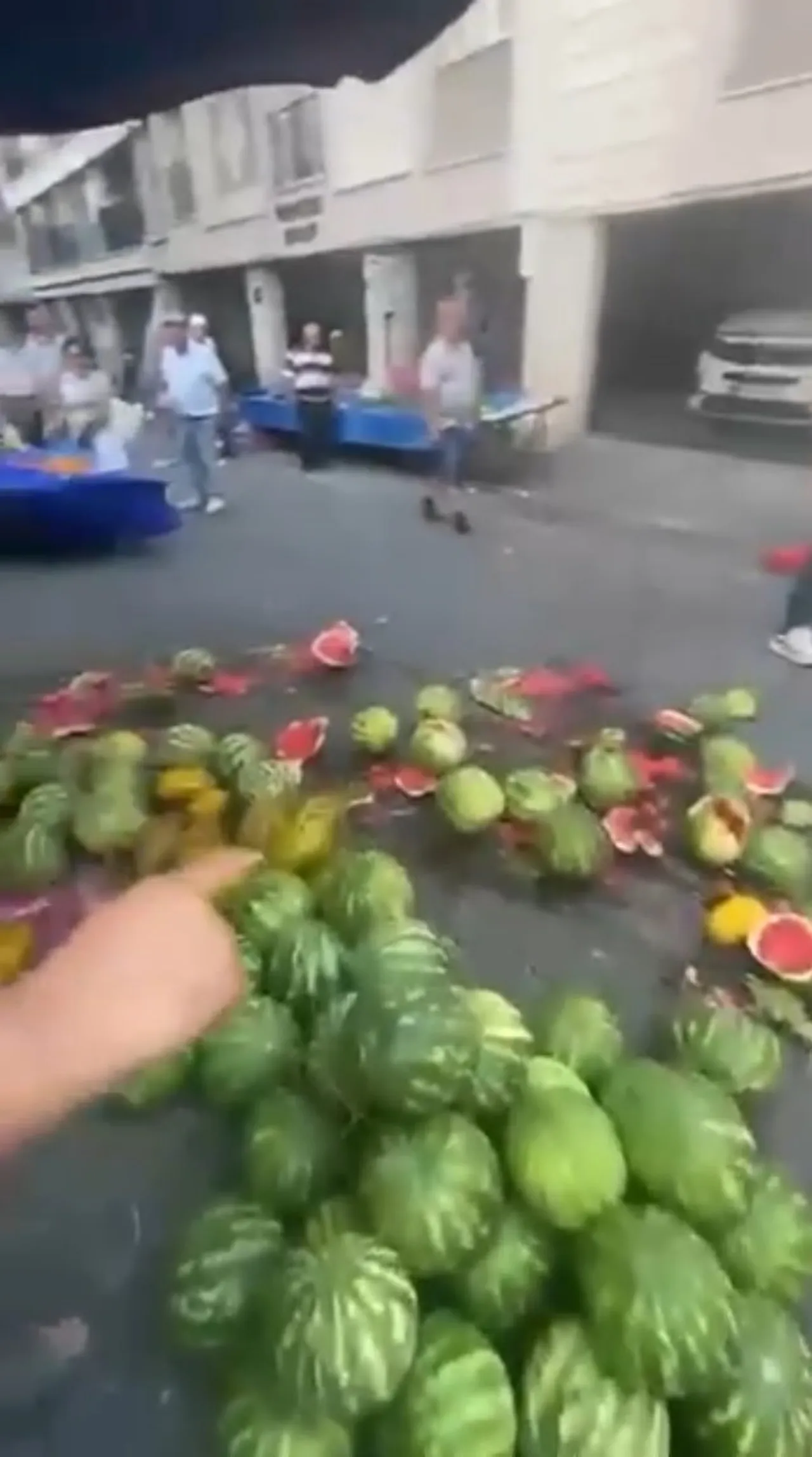 Aracıyla pazardaki tezgahlara daldı! Sonrasında yaptığı daha da şoke etti