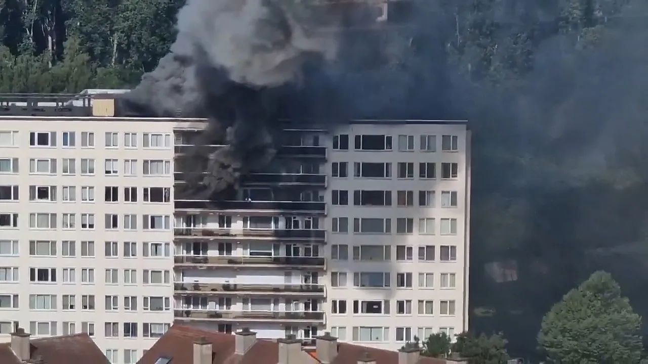 Belçikada 10 katlı apartmanda can pazarı! Binayı alevler sardı, kurtulmak için cama çıktılar