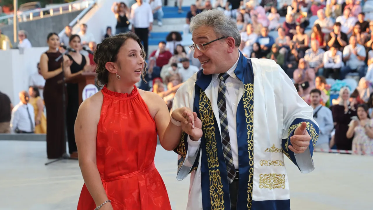 Bir diploma 2 mezun! Anne sevgisi engel tanımadı, kızının hayaline ortak oldu: Mezuniyet cübbesini birlikte giydiler