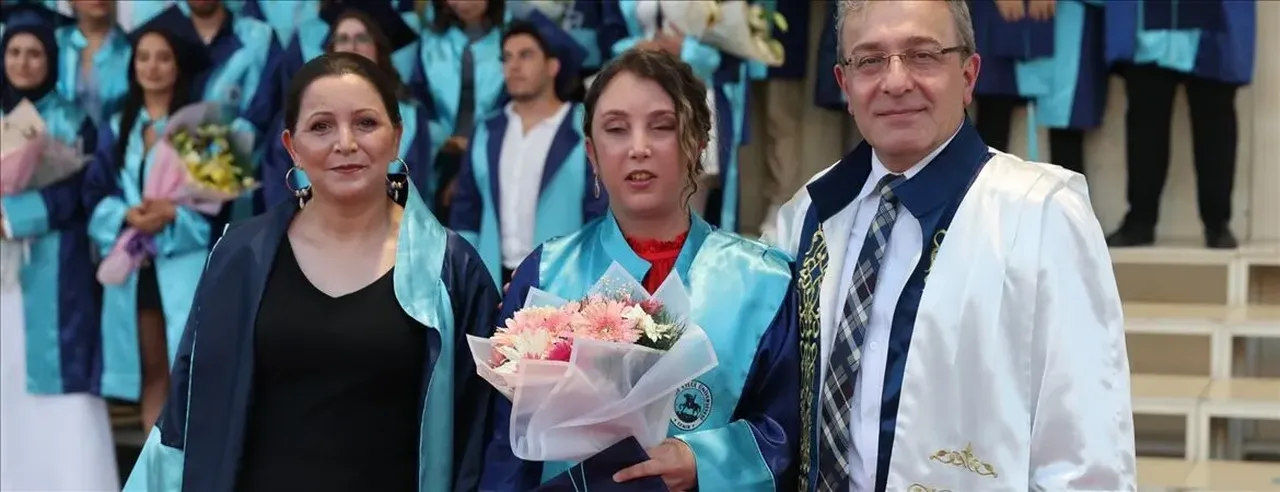 Bir diploma 2 mezun! Anne sevgisi engel tanımadı, kızının hayaline ortak oldu: Mezuniyet cübbesini birlikte giydiler