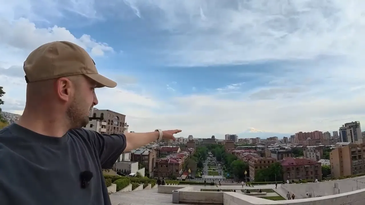 Emre Zeybek, Youtube kanalından gezi videoları paylaşıyor.