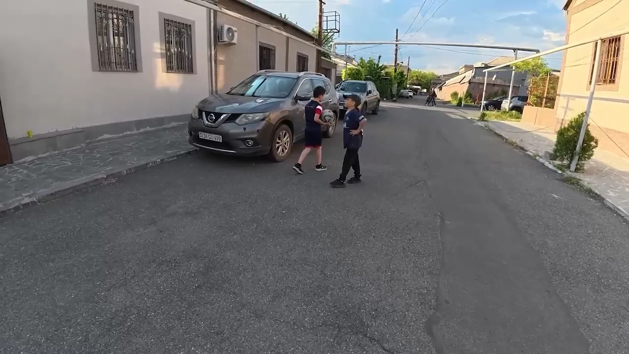 10 yaşındaki bir çocuk, Emre Zeybek'in Türk olduğunu öğrendikten sonra arkadaşını onunla konuşmaması için uyarıyor.