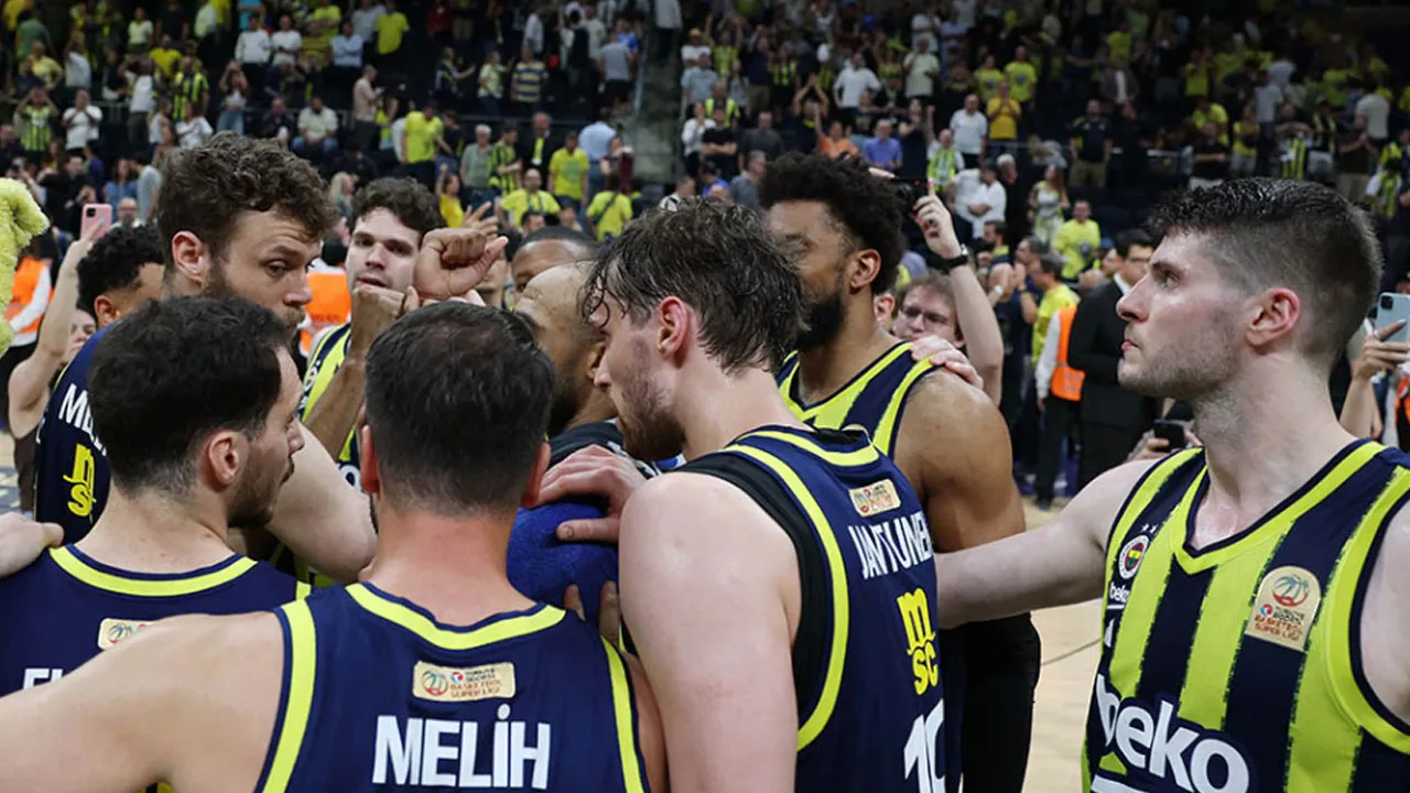 Fenerbahçe iki yıldızına veda etti