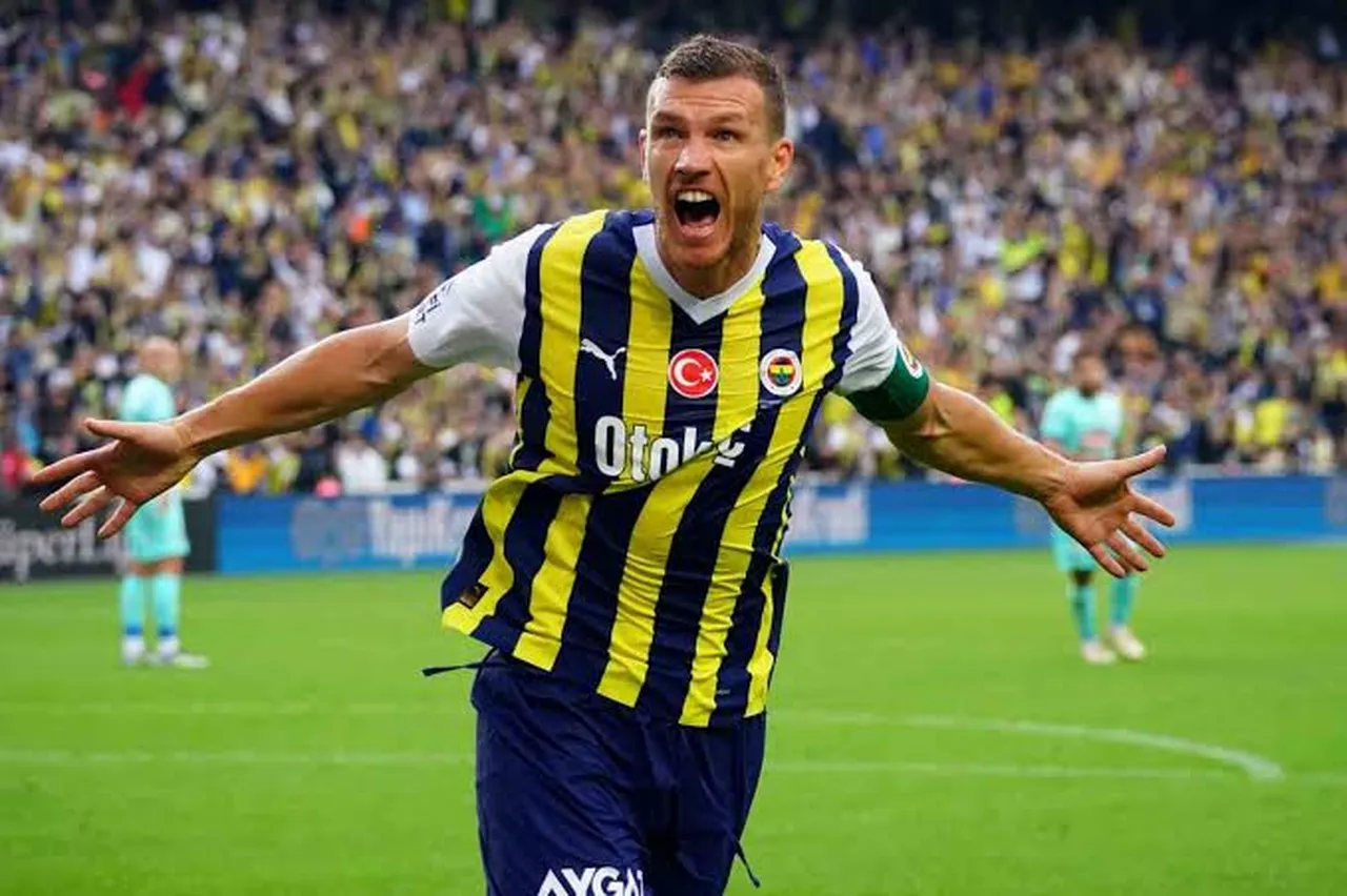 Yıldız golcü, 2023-2025 yılları arasında Fenerbahçe'de forma giydi.