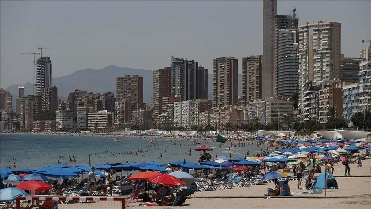 İspanyada korkunç olay! Güneşlenen adamın üzerinden çöp arabası geçti