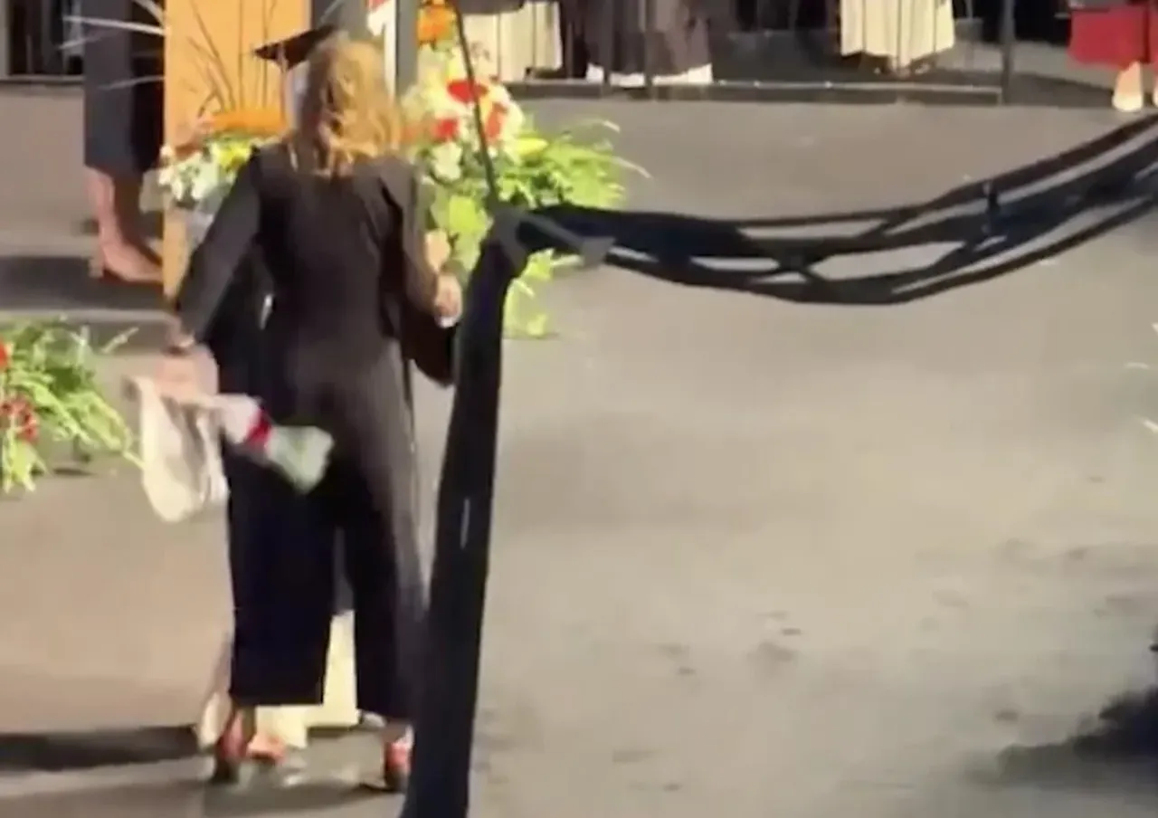Kanadada mezuniyet töreninde skandal! Öğrencinin kefiyesini çekip çıkardı, tepkiler çığ gibi