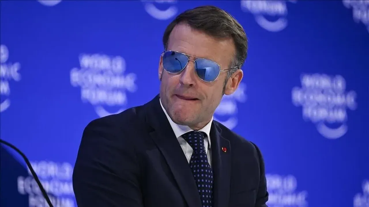 Macronun çok konuşulan gözlükleri yeniden gündemde! Neden çıkarmadığı belli oldu