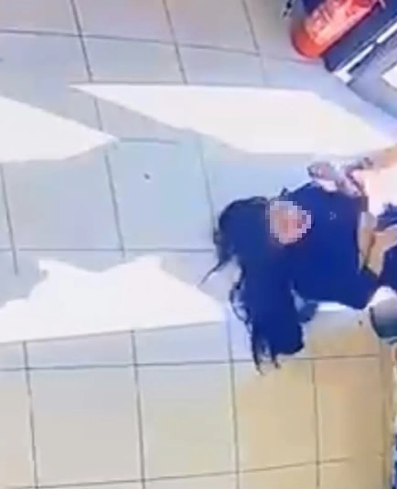 Mersinde korku dolu anlar! Hayır dedi, kabusu yaşadı: Yerde sürüklendi, zorla araca bindirildi