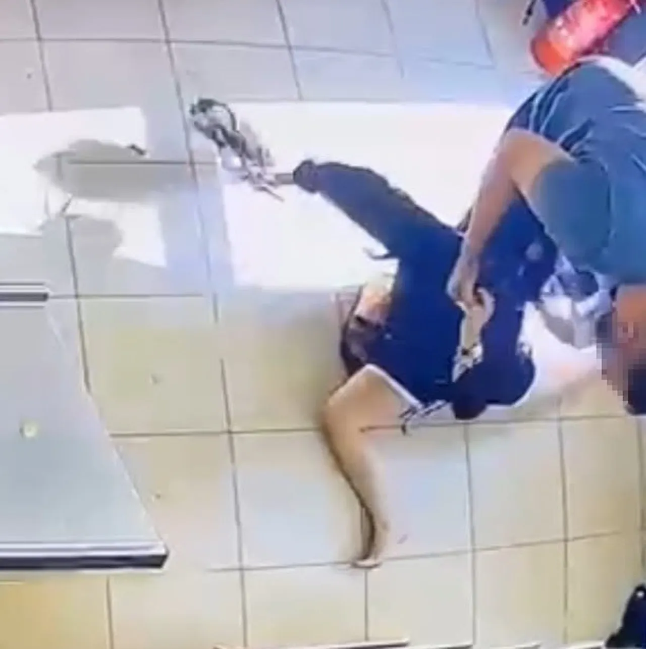 Mersinde korku dolu anlar! Hayır dedi, kabusu yaşadı: Yerde sürüklendi, zorla araca bindirildi