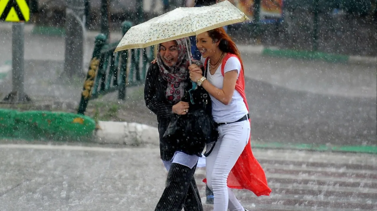 Sıcak hava dalgasına kısa bir ara! İstanbul'a sağanak yağış geliyor, tarih verildi