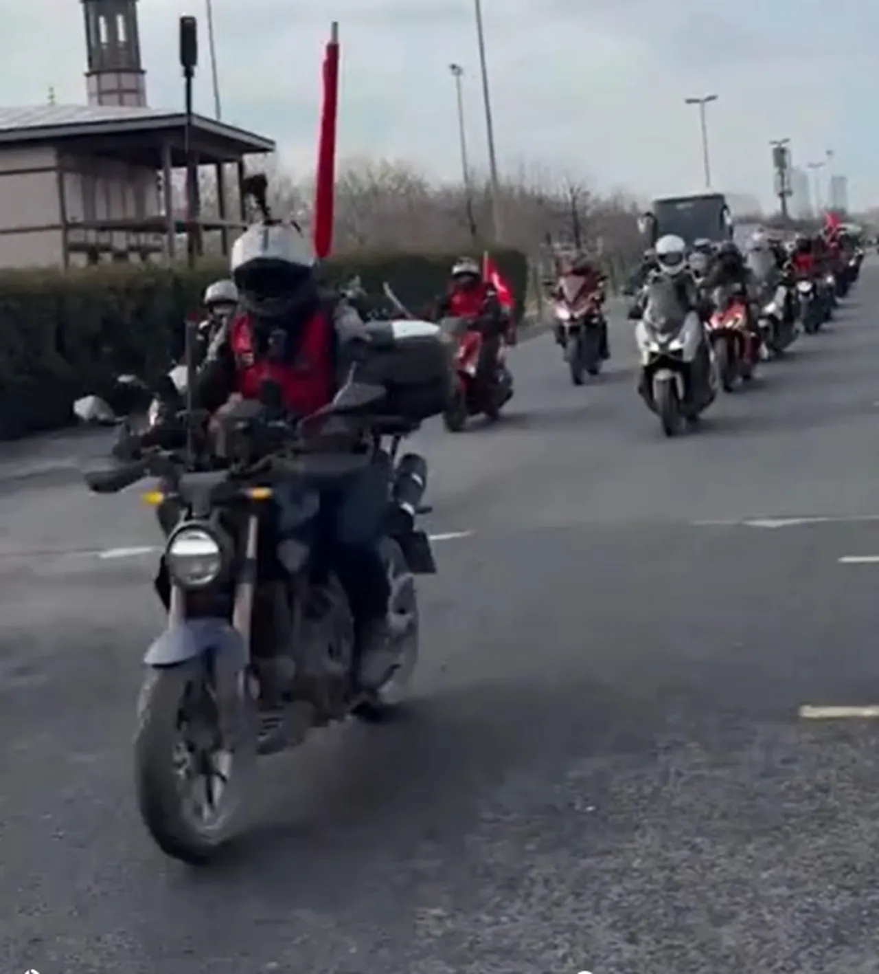 Sosyal medyada yeni akım! ‘Motorize cemaat’ camiyi doldurdu
