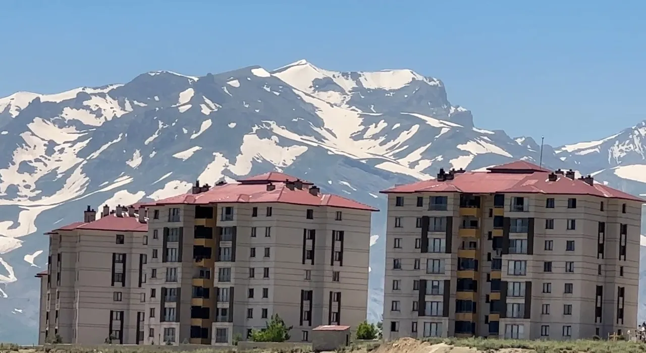 7 metrekarede kayboldular! Her yer kavrulurken burada kar var
