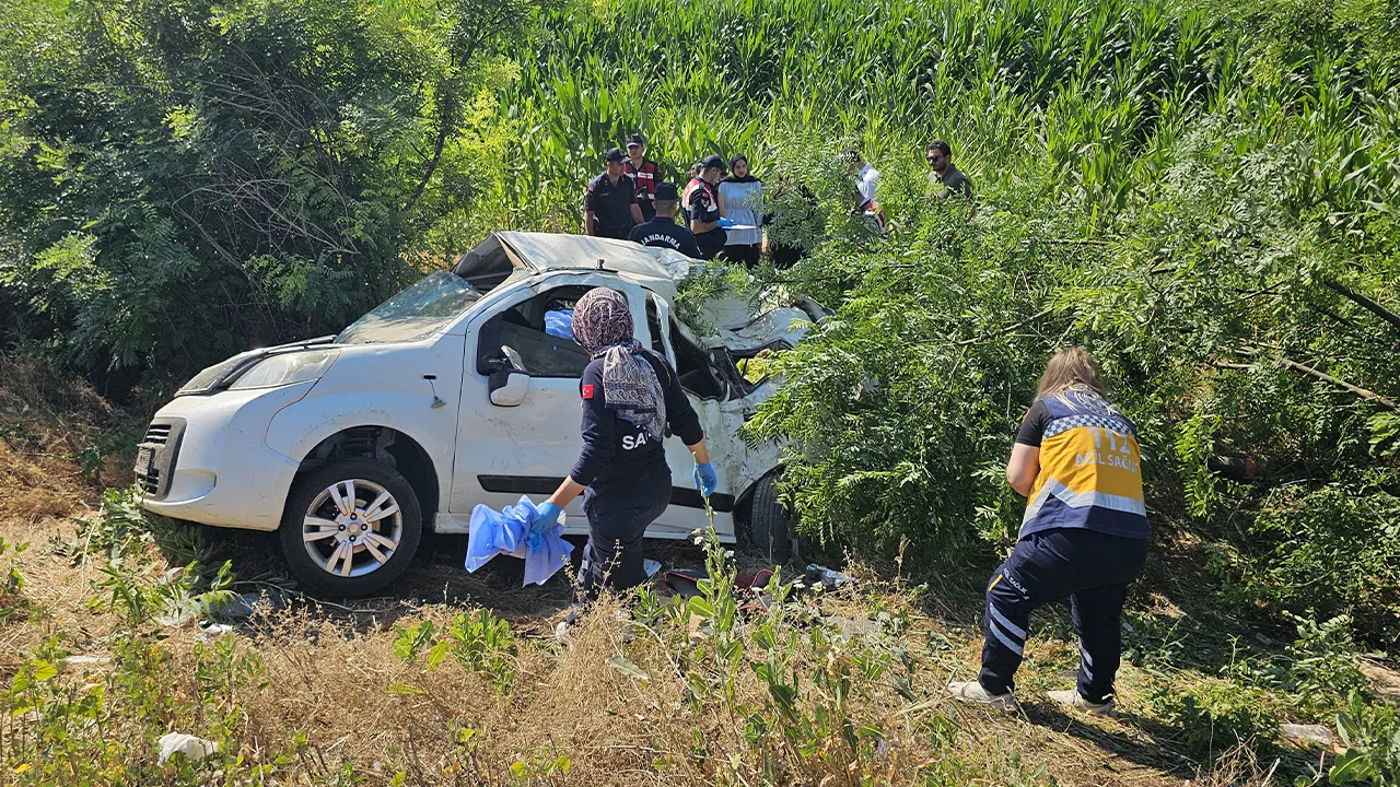Aksaray'da feci kaza! Hafif ticari araç şarampole devrildi: 3 ölü, 1 yaralı