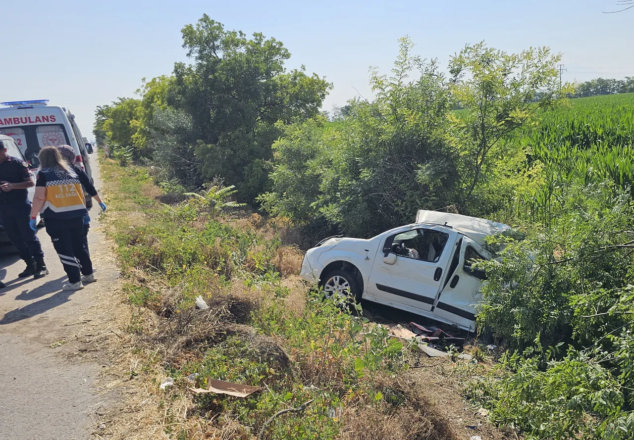 Aksarayda feci kaza! Hafif ticari araç şarampole devrildi: 3 ölü, 1 yaralı