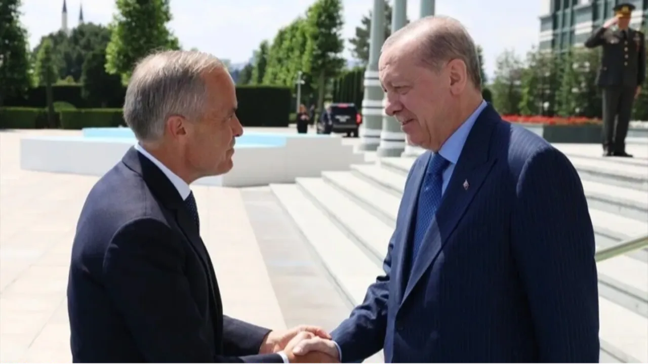 Ankara’da Dünya liderlerini şaşırtan sürpriz: Cumhurbaşkanı Erdoğan’ın hediyesi sonrası Kanada Başbakanı'ndan dikkat çeken gönderme