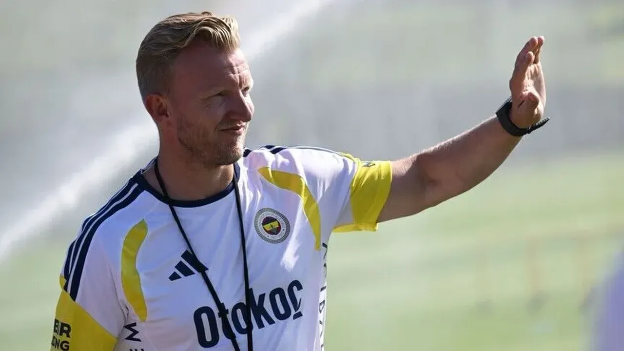 Fenerbahçe'nin eski futbolcusu Dirk Kuyt, yardımcı antrenörlük görevine getirildi.