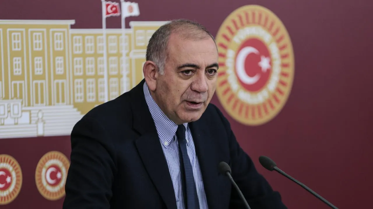 Gürsel Tekin görevine devam edecek! 