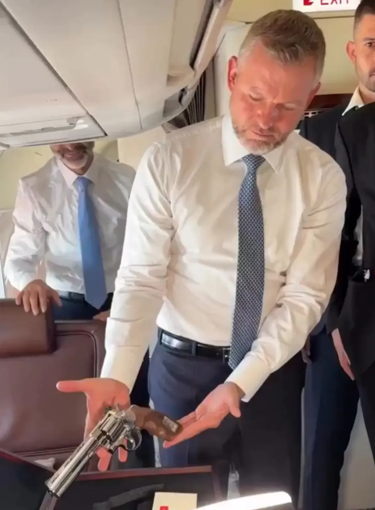 Cumhurbaşkanı Erdoğanın hediyesini tek tek gazetecilere gösterdi