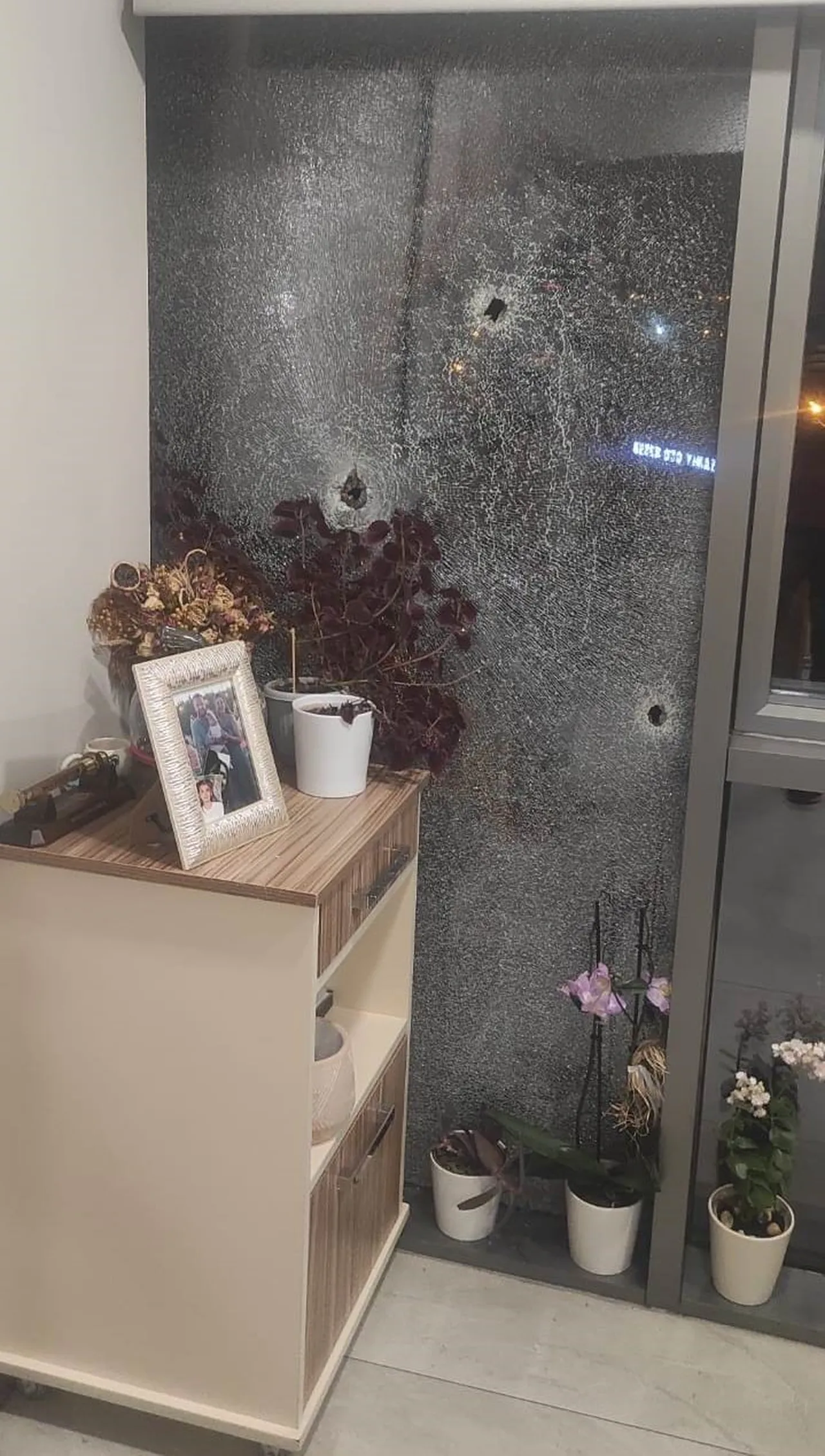 Diyarbakırda özel hastaneye silahlı saldırı! Kurşunlar cama isabet etti