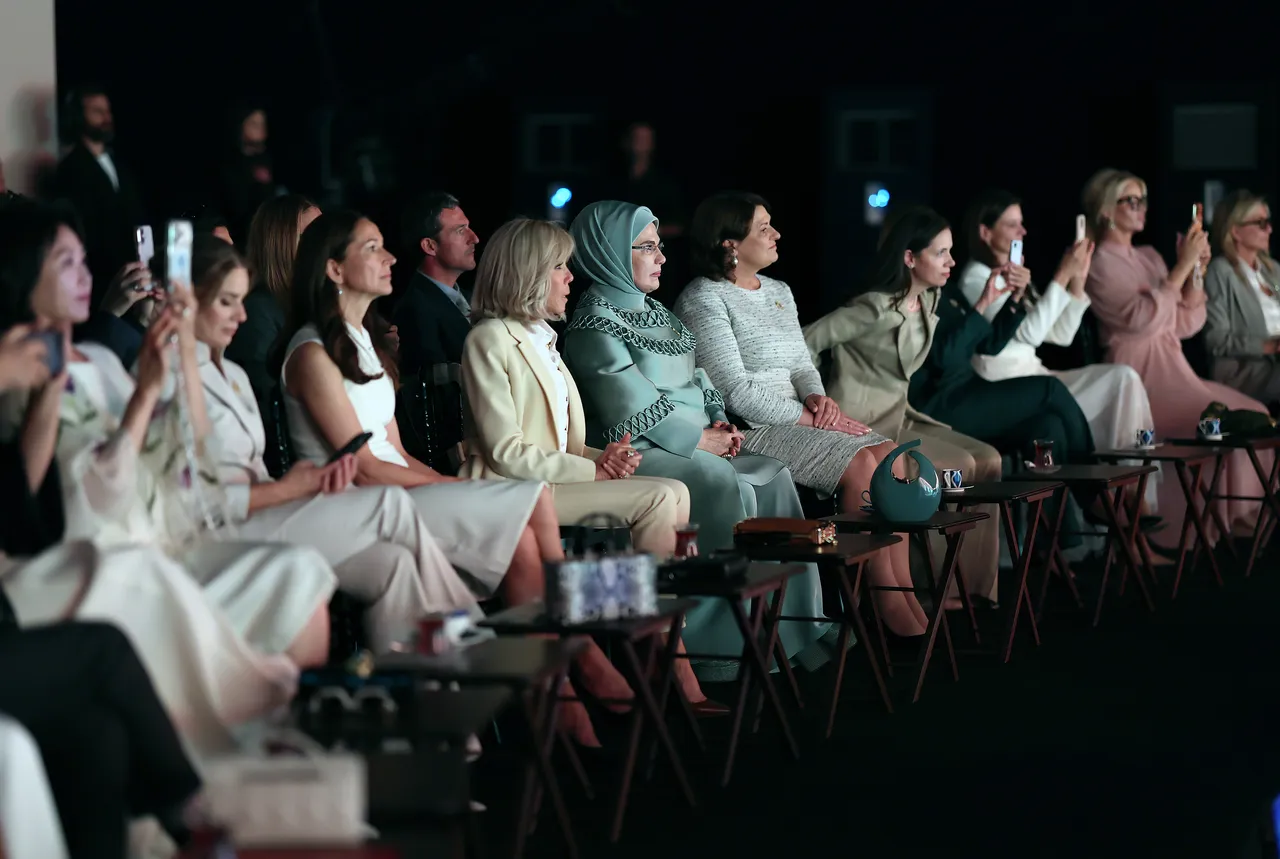 Emine Erdoğan'ın lider eşleri için verdiği yemekte 'Ajda Pekkan' sürprizi