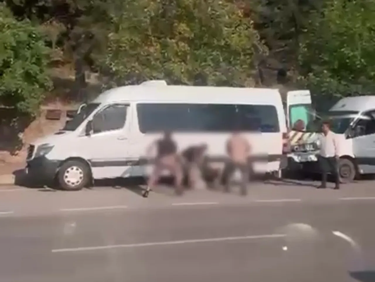 Gebze'de kan donduran anlar! Kaçmaya çalışan şahsı demir sopalarla dövdüler