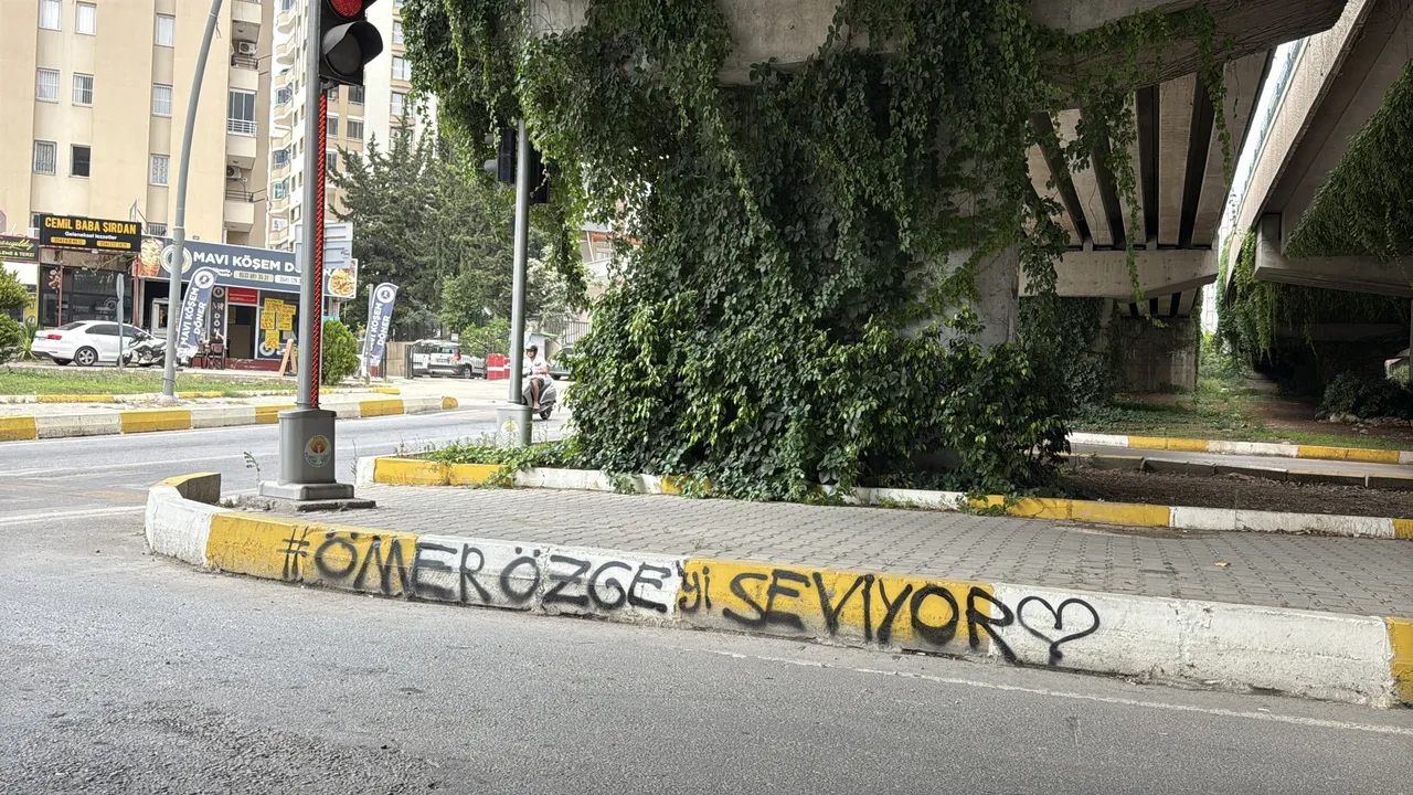 Paradan sonra duvarlara da yazdılar! Şehir ayağa kalktı, vatandaşlardan tepki yağdı