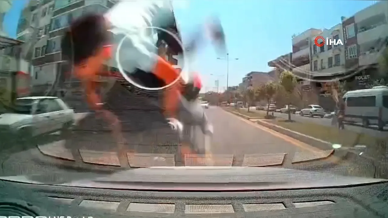 Şanlıurfa'da feci kaza! Otomobile arkadan çarpan motosikletliler havada takla attı