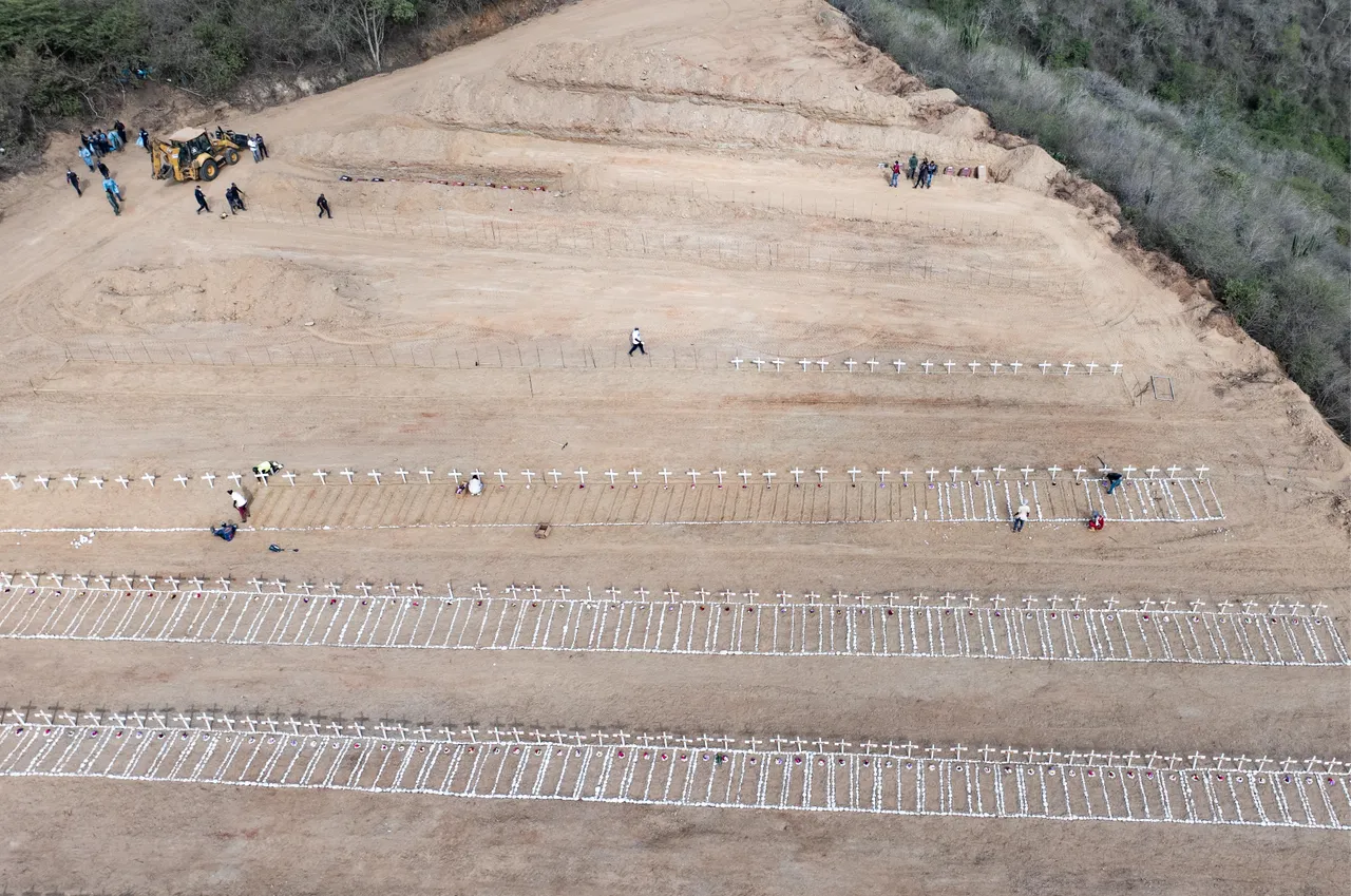 7,2 ve 7,5'lik deprem sonrası toplu mezarlar açıldı! 30 bin insan bulunamıyor