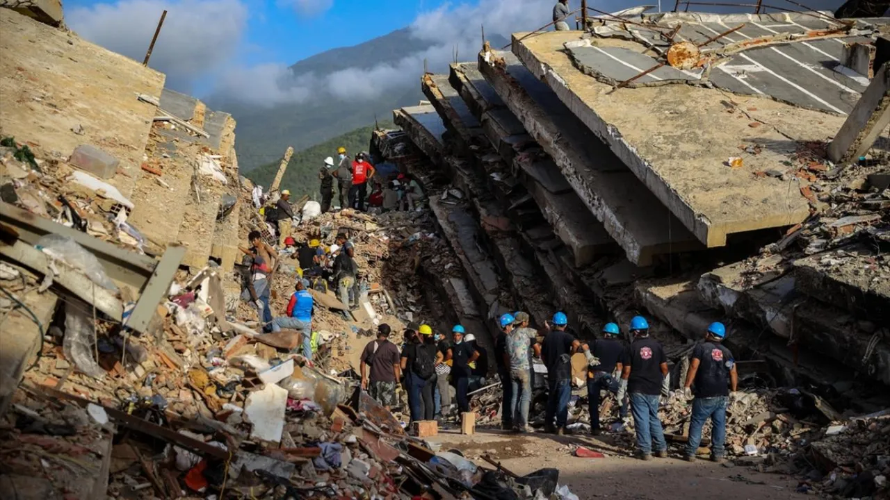 7,2 ve 7,5'lik deprem sonrası toplu mezarlar açıldı! 30 bin insan bulunamıyor