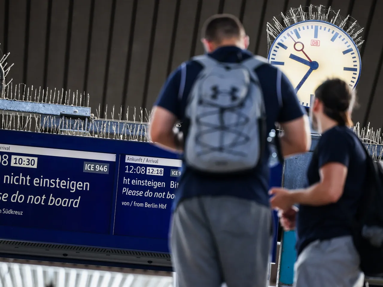 Almanya'da tren hattına bombalı sabotaj: Seferler durduruldu