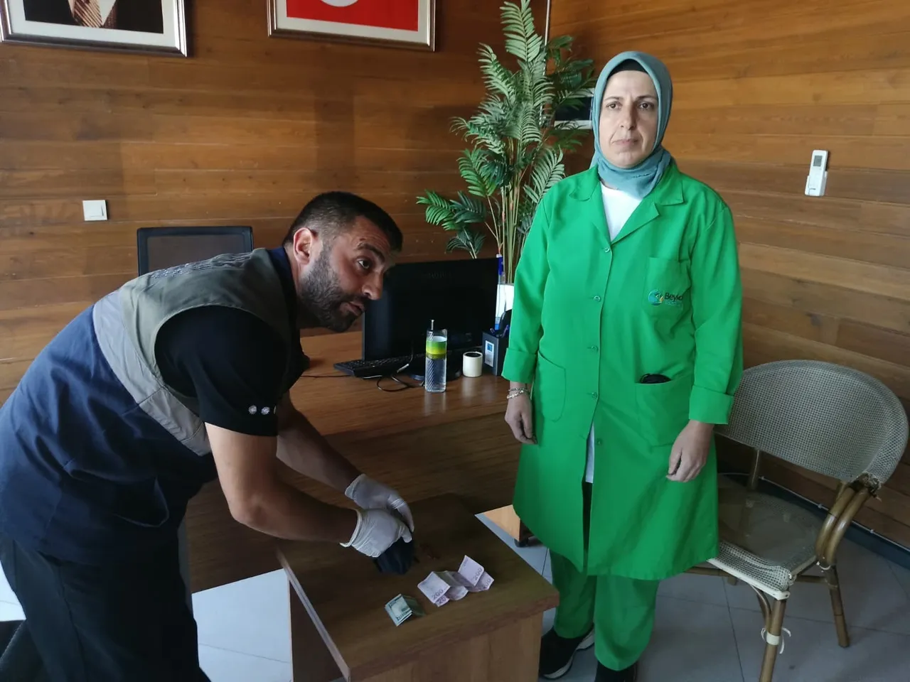 Çöp toplarken servet buldu! Yaptığı hareket takdir topladı