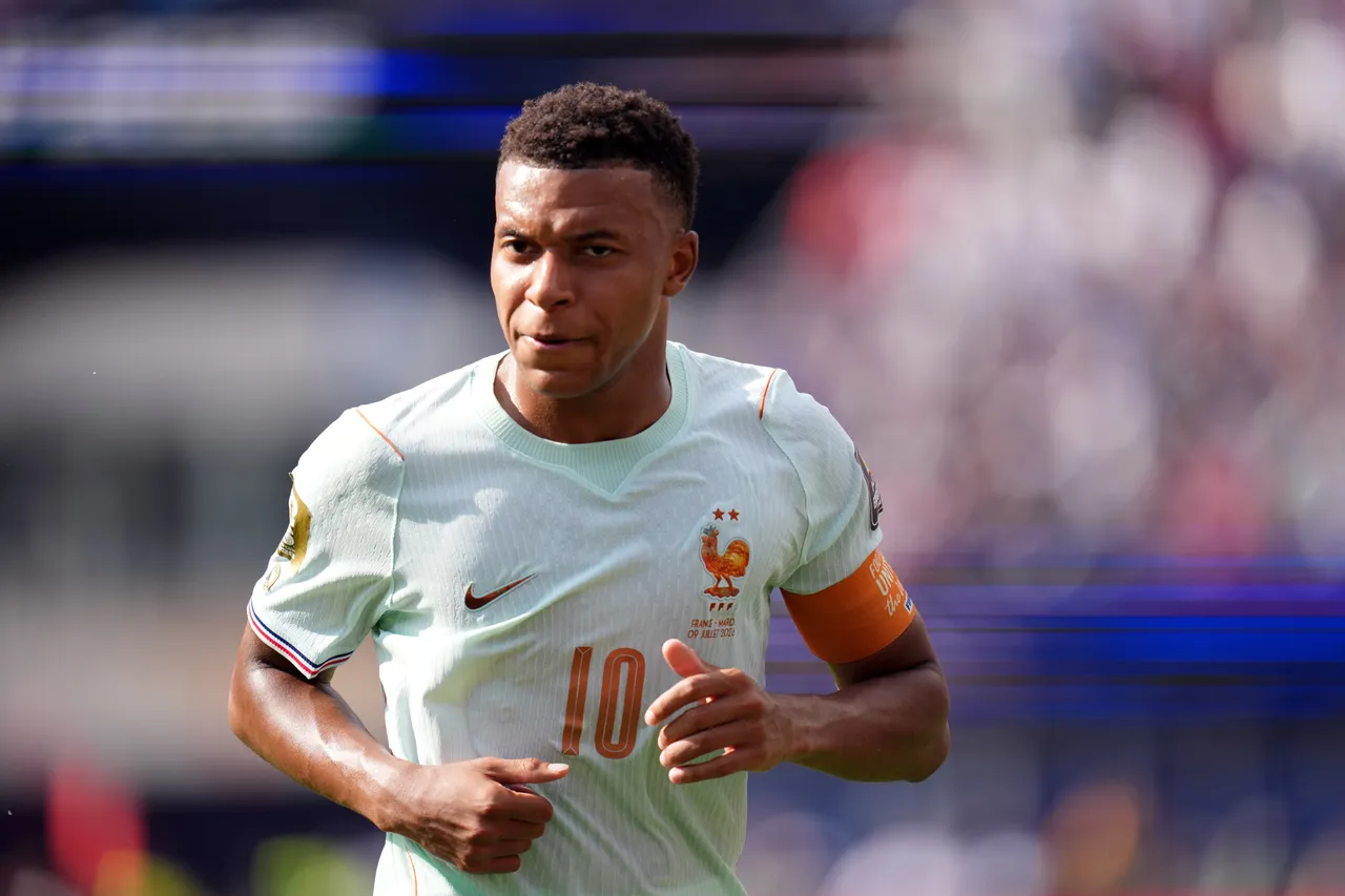 Kylian Mbappe, Real Madrid forması giyiyor.
