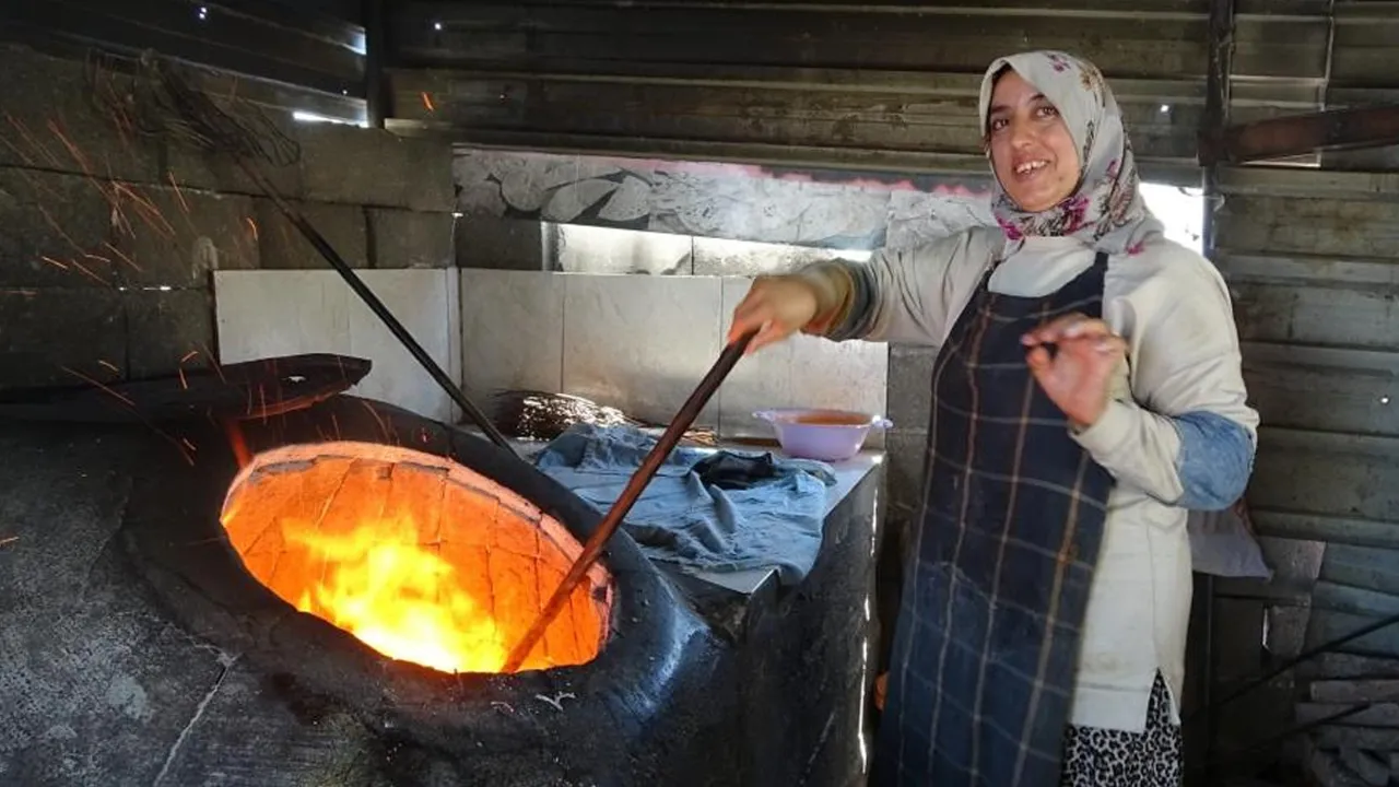 Hava sıcak, çalıştıkları yer daha sıcak! Litre litre su tüketiyorlar