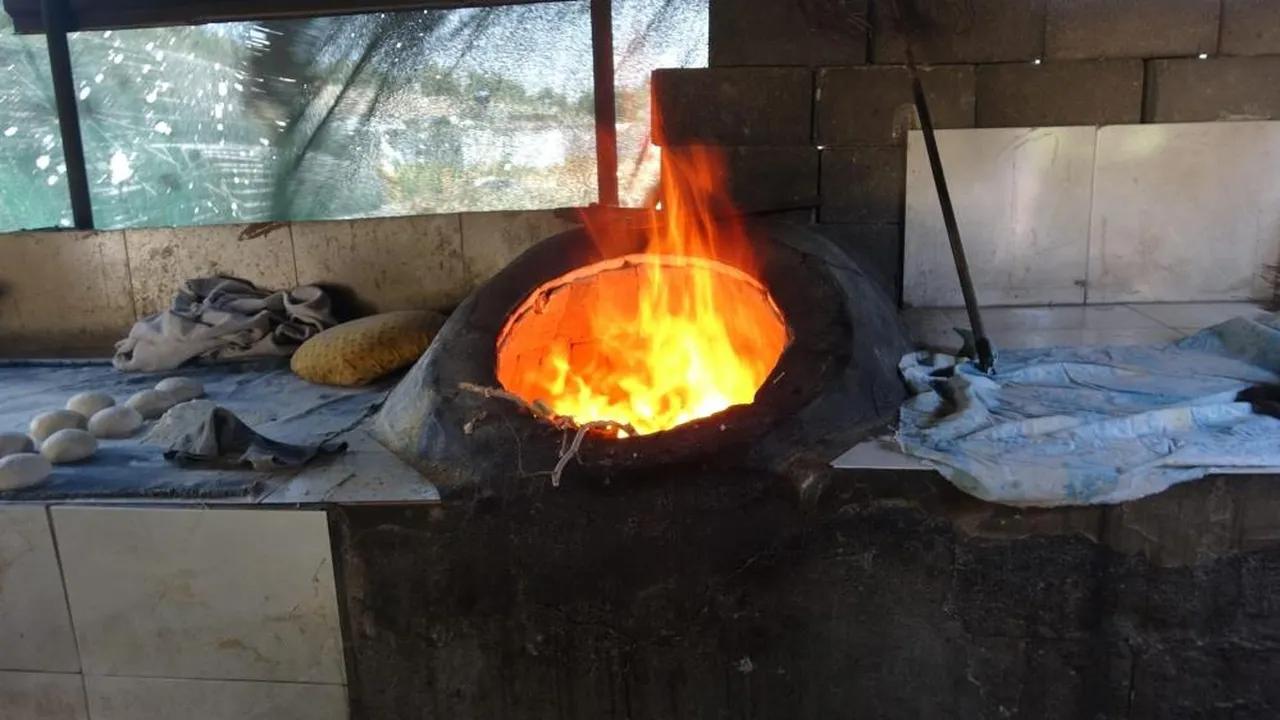 Hava sıcak, çalıştıkları yer daha sıcak! Litre litre su tüketiyorlar