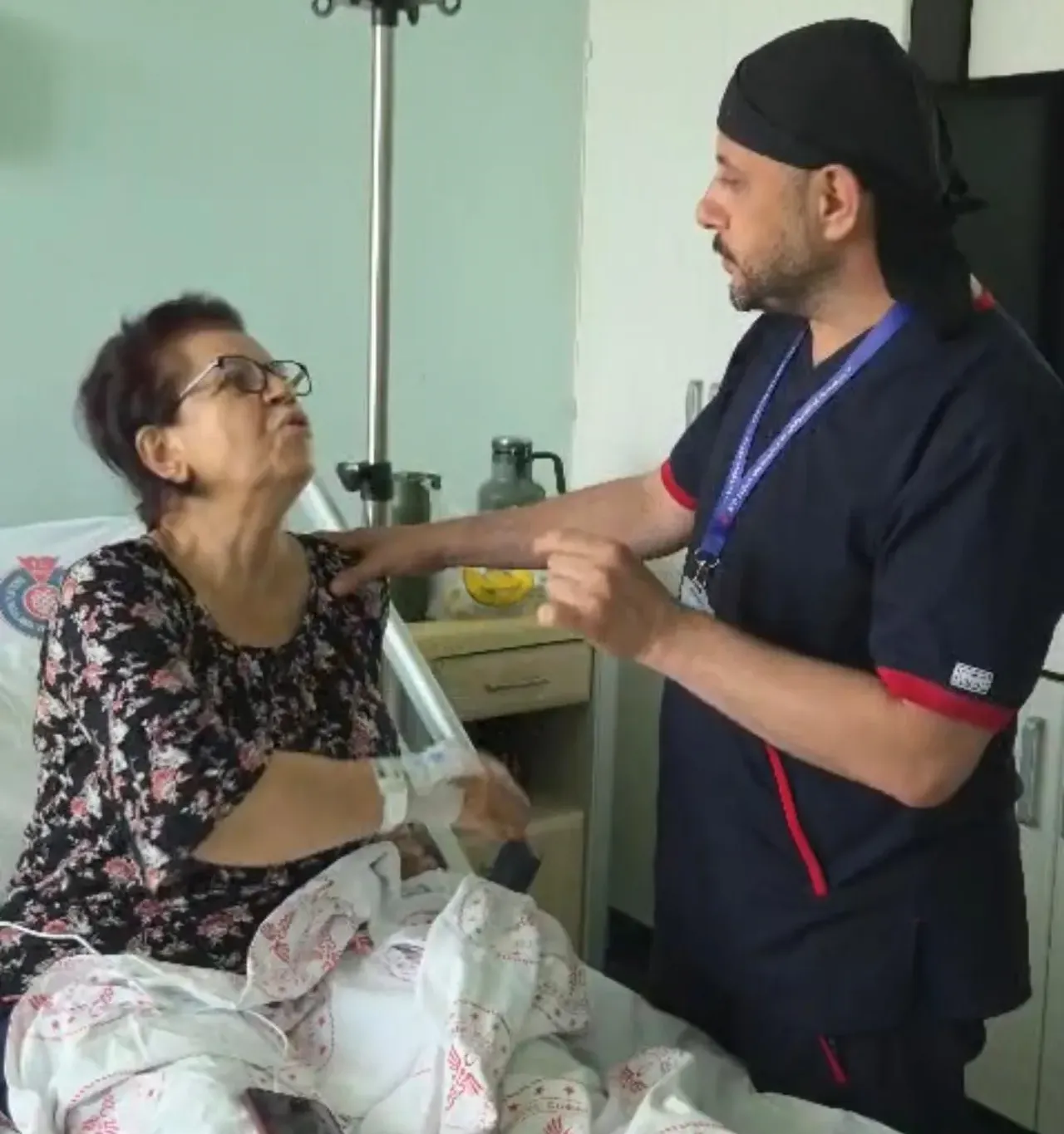 Karın ağrısı şikayetiyle başvurdu! 29 yıl önceki öğrencisi hayatını kurtardı