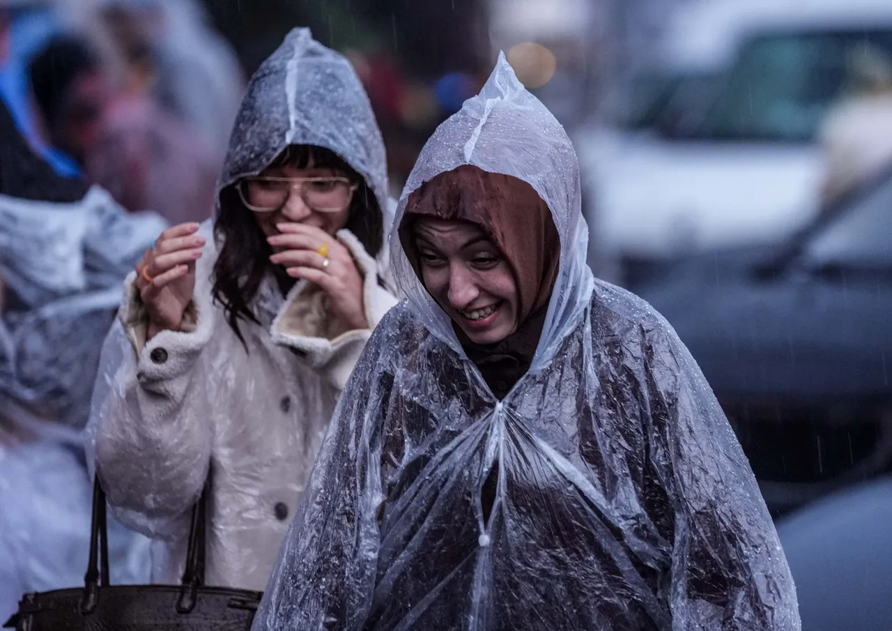 Klimaları kapatın, şemsiyeleri açın! İstanbul'da sıcaklık gece 16 dereceye kadar düşecek