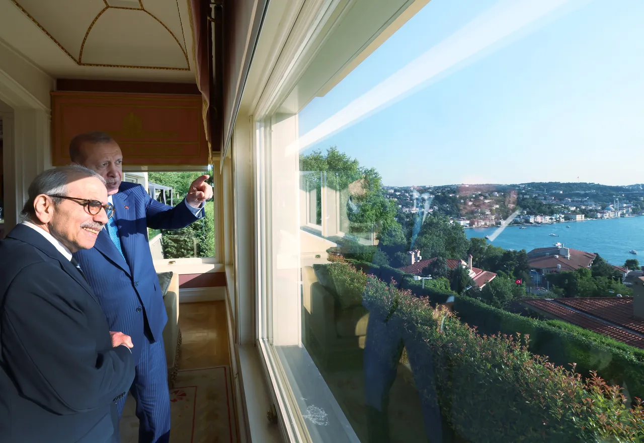 Revolverden sonra bir jest daha! Erdoğandan Lübnan liderine anlamlı hediye