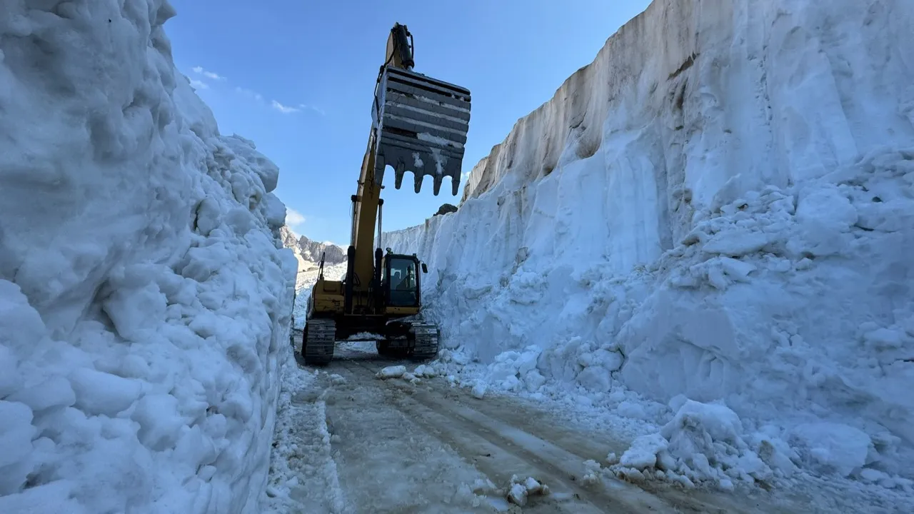 Temmuz ayının ortasında 8 metre kar! İş makineleri dev tünellerde kayboldu