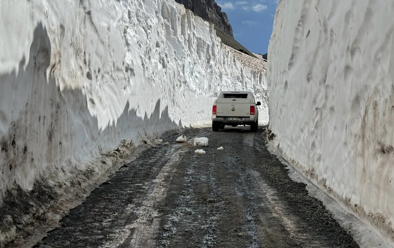Temmuzun ortasında 8 metre kar! İş makineleri dev tünellerde kayboldu