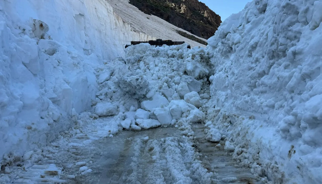 Temmuzun ortasında 8 metre kar! İş makineleri dev tünellerde kayboldu