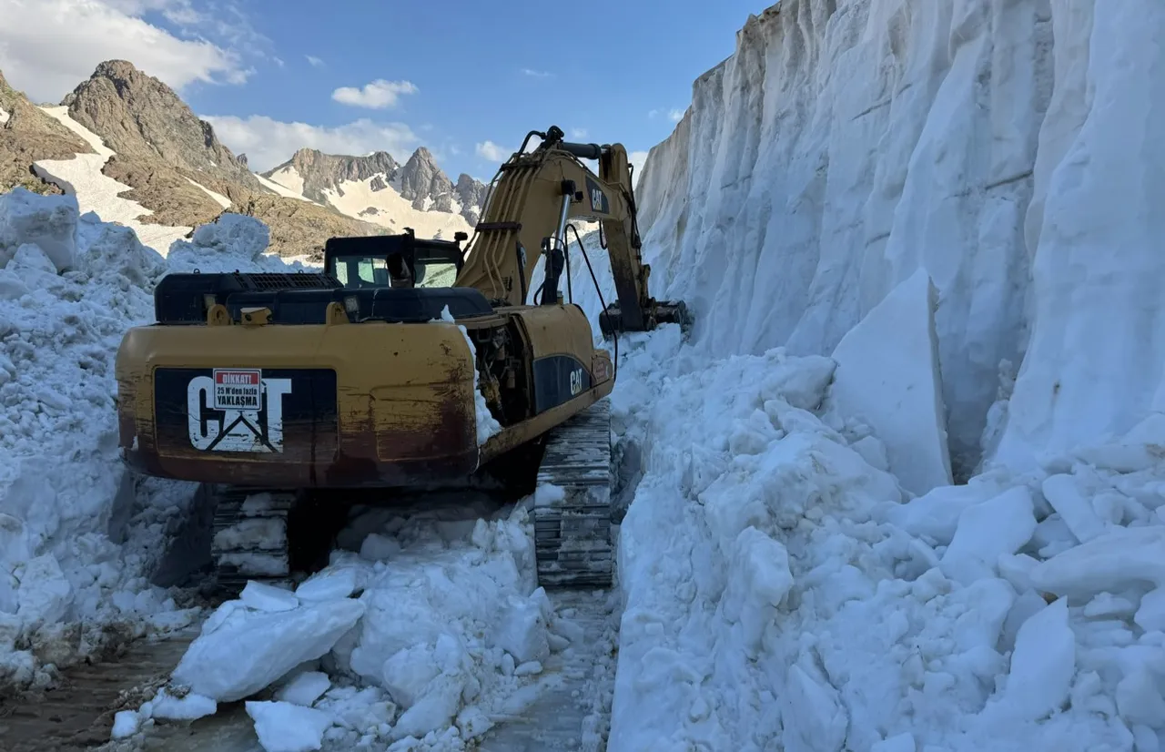 Temmuzun ortasında 8 metre kar! İş makineleri dev tünellerde kayboldu