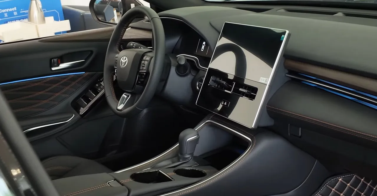 Toyota büyük sedan modelini yeniledi!