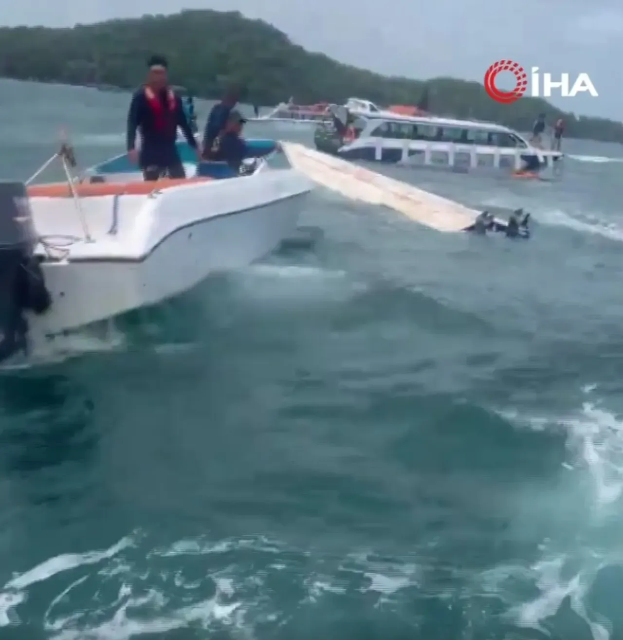 Turistik bölgede tekne alabora oldu! 15 kişi hayatını kaybetti