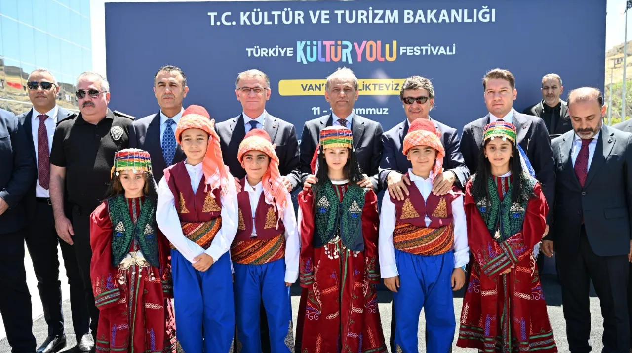 Van’da 9 gün sürecek kültür, sanat ve lezzet şöleni başladı