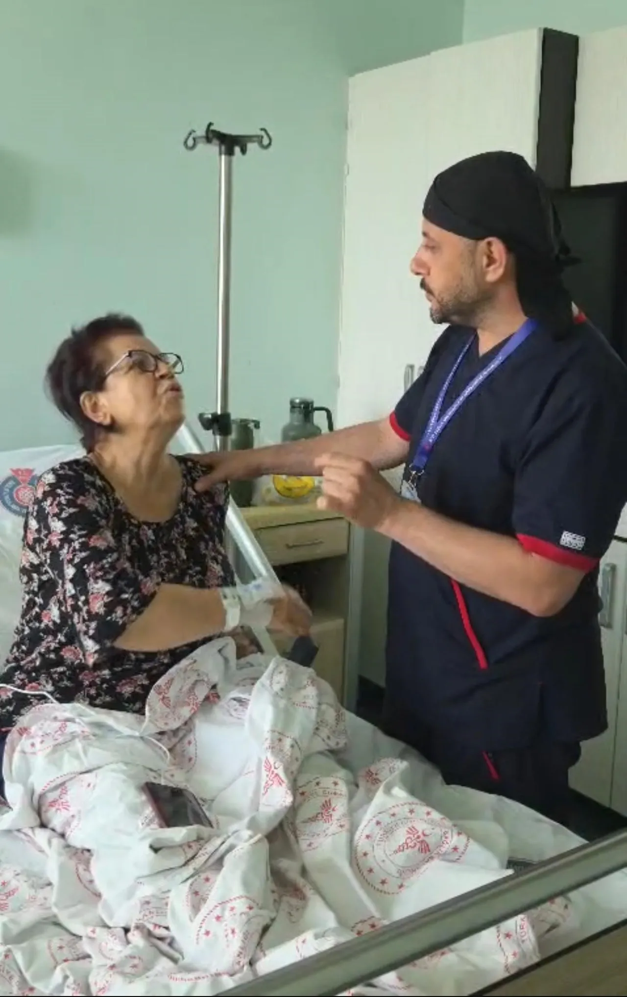 29 yıl aradan sonra sürpriz karşılaşma! Emekli öğretmen, öğrencisi tarafından ameliyat edildi