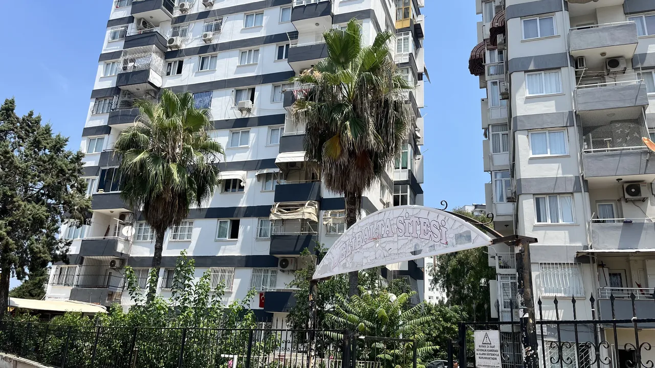 Adana’da çifte dehşet! Önce çekiçle başına vurdu, sonra boğazını bıçakladı